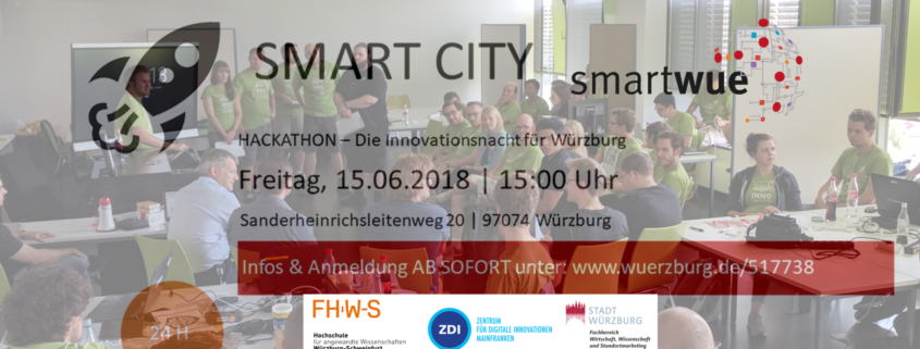 Hintergrund: Hörsaal der FHWS gefüllt mit Menschen, vorne Logos: Stadt Würzburg, FHWS, ZDI, smartwue