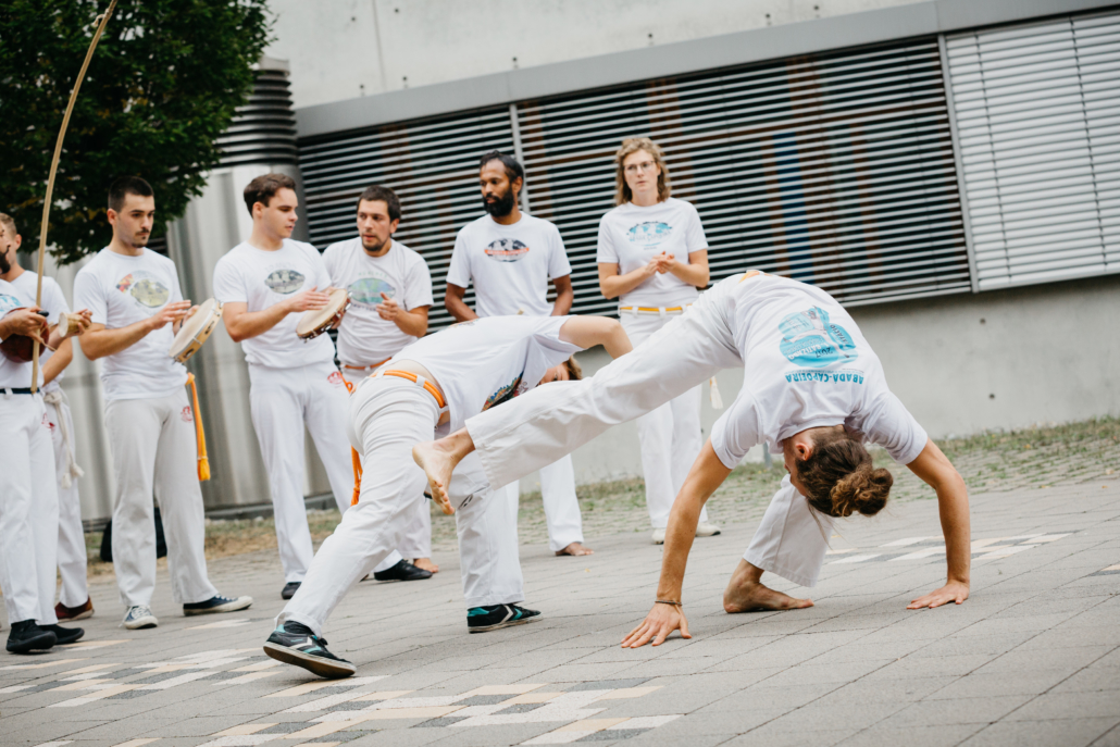 weiß gekleidete Capoeira-Kämpfer