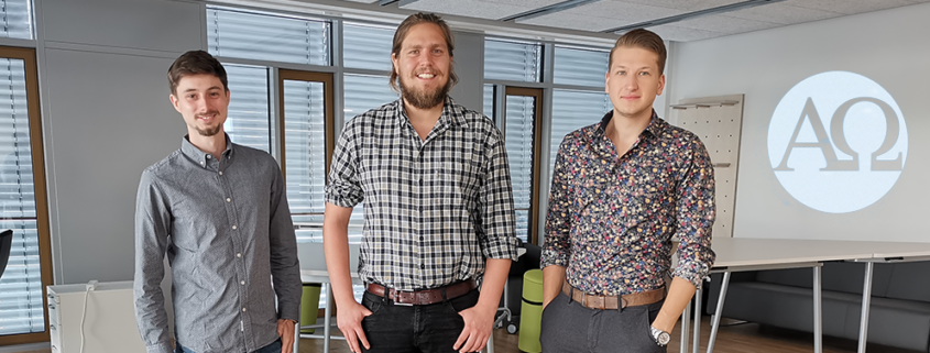 Drei junge Gründer aus Würzburg, junge Männer im Hemd, Büroraum, AlphaOmega